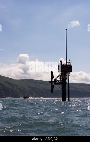 Das Projekt Seaflow Marine aktuelle Turbine mit Rotor für Wartung aus Vorland Punkt Lynmouth North Devon England angehoben Stockfoto