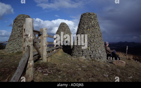 Walker eine Pause bei den drei Brüderkirche mit Eildons im Hintergrund Stockfoto