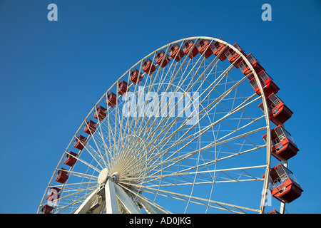 CHICAGO Illinois große weiße Riesenrad mit roten Wagen gegen blauen Himmel Teil des Rades Navy Pier Stockfoto