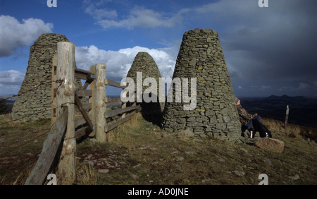 Walker eine Pause bei den drei Brüderkirche mit Eildons im Hintergrund Stockfoto