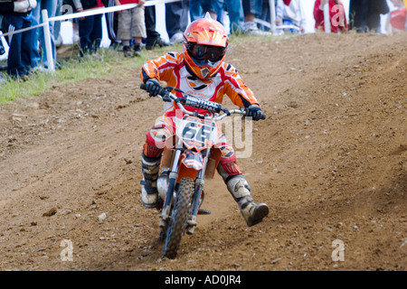 Junge Moto cross Fahrer in einer Kurve auf der Welt Mini Trophy 2006 in Jamoigne Belgien Stockfoto