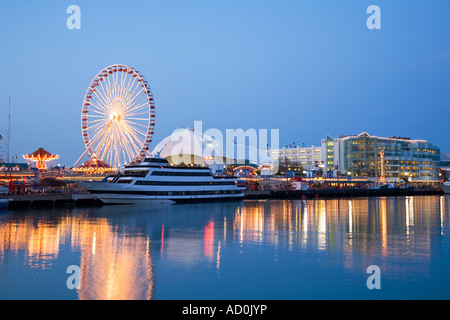 CHICAGO Illinois Gebäude am Navy Pier in der Nacht spiegelt sich in Wasser Shakespeare Repertory Theater und Bühne Skyline Stockfoto