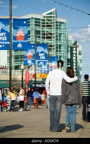 CHICAGO Illinois paar schlendern durch Shakespeare Repertory Theater Gebäude am Navy Pier Mann mit Arm um Freundin Stockfoto