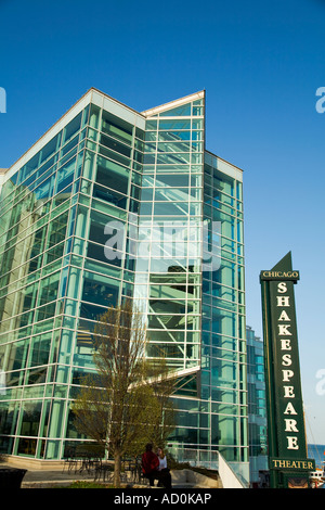 CHICAGO Illinois Leute sitzen außen Shakespeare Repertory Theater-Gebäude am Navy Pier äußere des Gebäudes Stockfoto