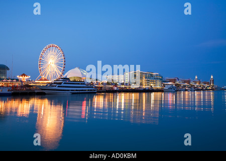 CHICAGO Illinois Gebäude am Navy Pier in der Nacht spiegelt sich im Wasser Ferris Wheel Shakespeare Theater Stockfoto