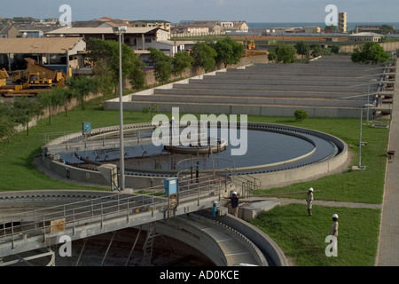 Bediener, der den Betrieb während der Wartung während der Aktualisierung und Reinigung der Kläranlagen in Accra Ghana Westafrika leitet Stockfoto