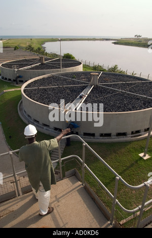 Bediener, der den Betrieb während der Wartung während der Aktualisierung und Reinigung der Kläranlagen in Accra Ghana Westafrika leitet Stockfoto