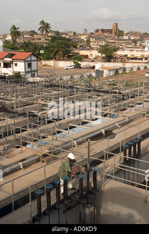 Bediener, der die Wasserpumpen während der Wartung während der Aktualisierung und Reinigung der Abwasseraufbereitungswerke Accra Ghana Westafrika anpasst Stockfoto