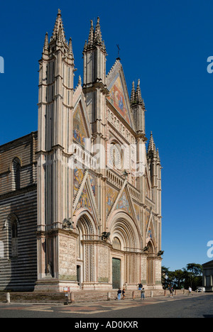 Der Duomo di Orvieto ist eine große vierzehnten Jahrhundert römisch-katholische Kathedrale befindet sich in der italienischen Stadt Orvieto in Umbrien Stockfoto