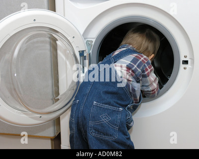 Ein kleines Kind untersucht Stockfoto