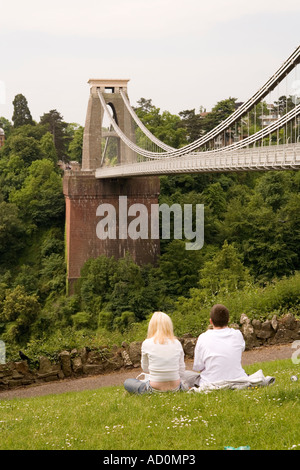 England Bristol Brunels Clifton Suspension bridge über die Avon-Schlucht umwerben paar Stockfoto