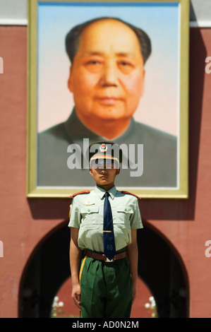 eine junge Garde vor ein Porträt von Mao Zhe Dong auf das Tor des himmlischen Friedens Stockfoto