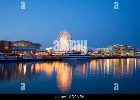 CHICAGO Illinois Gebäude am Navy Pier in der Nacht spiegelt sich im Wasser des Lake Michigan Boote angedockten Riesenrad Stockfoto