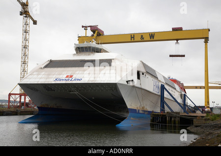 Stena Entdeckung HSS high-Speed-Fähre zurückgezogen vom Dienst wegen Brennstoffkosten unter die Harland und Wolff Krane Stockfoto