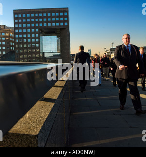 Am frühen Morgen Büroangestellte zu Fuß über die London Bridge mit einer London Bridge im Hintergrund 2007 arbeiten Stockfoto