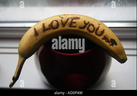 Banane mit I Love You geätzt in Haut Stockfoto