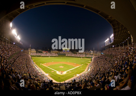ILLINOIS-Chicago-Nacht-Spiel im Wrigley Field View von Ständen und Feld Anzeiger und Zuschauertribünen in Ferne Stockfoto
