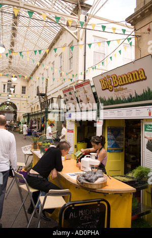 England Bristol St Nicholas Markt Glasgalerie Weizengras-Saft stall Stockfoto