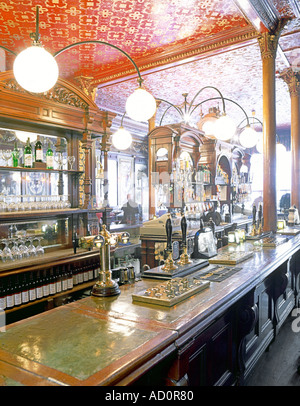 Das Innere des viktorianischen Prinzessin Louise Pub in Holborn, West London. Stockfoto