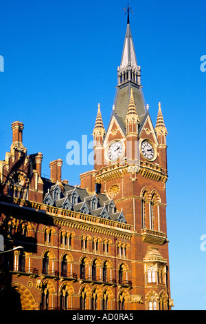 Das Exterieur der historischen St Pancras Hotel und zum Bahnhof in Kings Cross, Nord-London. Stockfoto