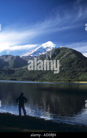 Trekker betrachten Lanin Vulkan über See Paimun, Nationalpark Lanin, Provinz Neuquen, Argentinien Stockfoto
