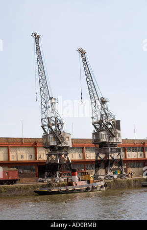 England Bristol Hafen Industrie Museum Motor Schlepper John King und 1951 elektrischen Kranen Stockfoto