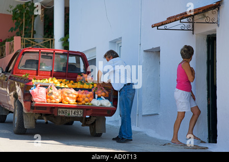 LOKALE FRUITSELLER HAUSTÜR LIEFERUNGEN IN PARGA GRIECHENLAND ZU TUN Stockfoto