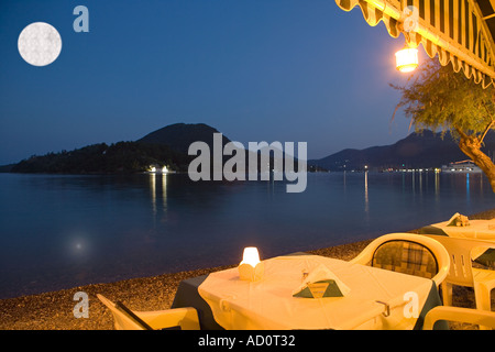 TAVERNE AM MEER IN NIDRI LEFKAS GRIECHENLAND NAMENS TOMS Stockfoto