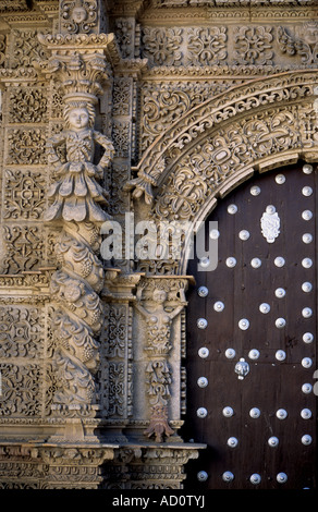 Detail der komplizierten Steinbildhauen auf Eingangsfassade der San Lorenzo Kirche, Potosi, Bolivien Stockfoto