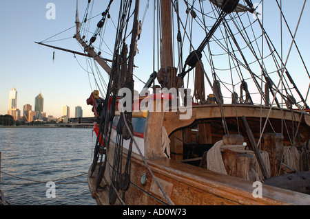 Die Duyfken eine alte holländische Segelboot aus dem Jahr 1606 am Swan River in der modernen Stadt Perth Western Australia Stockfoto