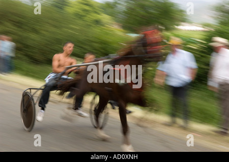 Verschwommenes Bild Aktion des Pferdes und Trap racing mit Geschwindigkeit bei Appleby Horse Fair Juni 2007 Stockfoto