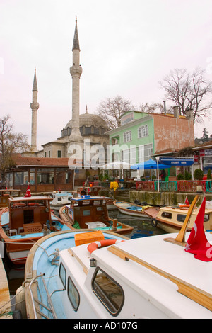 Boote vertäut an der Bosporus-Beylerbeyi-Istanbul-Türkei Stockfoto