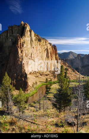 Smith Rock Kletterwand im Morgenlicht mit Reflektion auf Crooked River und blauen Himmel Redmond Oregon USA Stockfoto