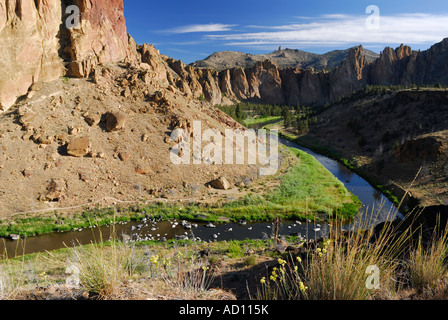 Smith Rock rote Wand mit Crooked River in Redmond Oregon USA Stockfoto