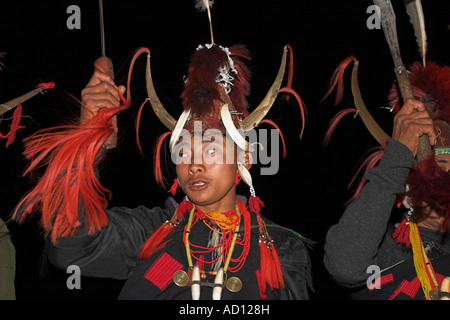 Myanmar (Burma), Sagaing Region, Lahe Dorf, Naga-Neujahrsfest, Naga Männer tanzen Stockfoto