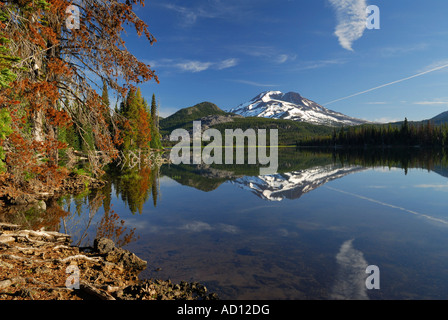 Am frühen Morgen ruhig Sparks Lake mit South Sister und bewaldeten Küste Deschutes National Forest Bend, Oregon USA Stockfoto