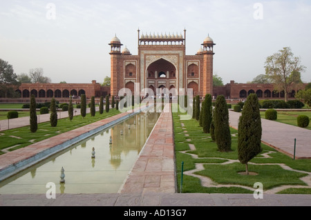 Horizontalen Weitwinkel von riesigen roten Sandstein South Tor und Gärten des Taj Mahal. Stockfoto