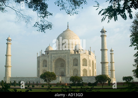 Horizontalen Weitwinkel von den funkelnden weißen Marmor Taj Mahal und die umliegenden Gärten Stockfoto