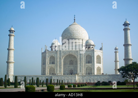 Horizontale klassische Blick auf die funkelnden weißen Marmorkuppeln der Taj Mahal Moschee an einem sonnigen Tag Stockfoto