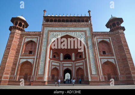 Horizontalen Weitwinkel von riesigen roten Sandstein South Tor, der Eingang zum Taj Mahal Stockfoto