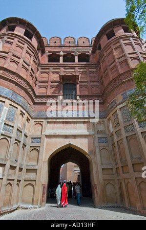 Vertikale Ansicht des imposanten Amar Singh Gateways des Roten Forts Agra an einem sonnigen Tag Stockfoto