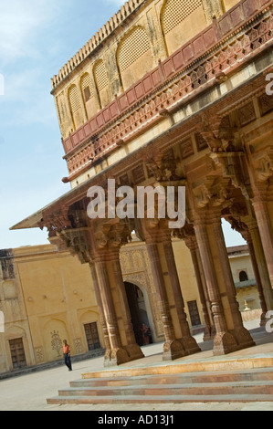 Vertikale Nahaufnahme der geschnitzten Säulen und Bögen der "Diwan ich bin" im Inneren des Palastes Amber an einem sonnigen Tag. Stockfoto