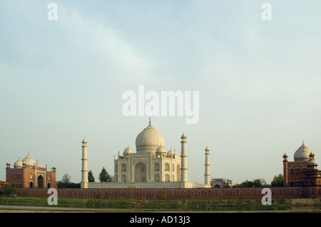 Horizontalen Weitwinkel von der hinteren Stirnseite des Taj Mahal an einem hellen sonnigen Abend. Stockfoto