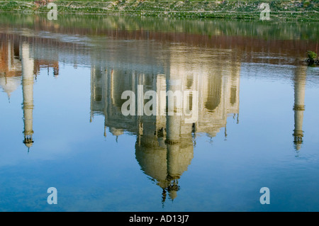 Horizontale abstrakte reflektierten Blick auf das Taj Mahal Moschee im Fluss Yamuna an einem hellen sonnigen Abend. Stockfoto