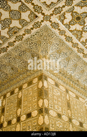 Vertikale Nahaufnahme von der eleganten Mosiacs an Decken und Wänden der Jai Mandir Halle im Amber Palace. Stockfoto