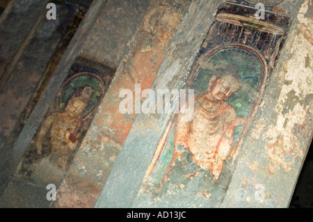 Horizontale Nahaufnahme von der alten Buddhisten Wandmalereien an den Säulen im Inneren der Höhle 17 Stockfoto