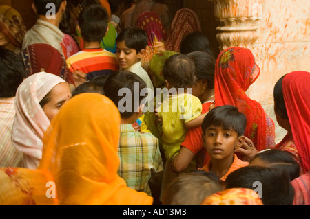 Horizontale Ansicht einer Gruppe von indischen Leute Schlange stehen am Altar im Karni Mata 'Ratte' Tempel in ihren leuchtend bunten saris Stockfoto