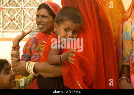 Horizontale Nahaufnahme eines indischen Kindes winken vor dem Karni Mata Tempel "Rattentempel" Stockfoto