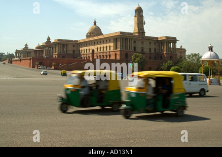 Horizontalen Weitwinkel der Sekretariat Gebäude auf Vijay Chowk mit Rikschas fahren ging an einem sonnigen Tag. Stockfoto