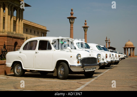 Horizontale Ansicht aus einer Reihe von weißen Botschafter Fahrzeuge in einwandfreiem Zustand vor dem Regierungsgebäude auf Raisina Hügel geparkt. Stockfoto